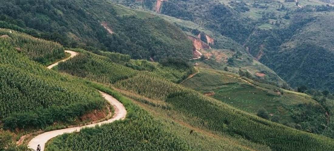 Bản làng xinh đẹp này thuộc xã A Lù, huyện Bát Xát, tọa lạc ở vị trí 2300 mét so với mực nước biển. Vì thế đây là một trong những bản làng cao nhất Việt Nam.