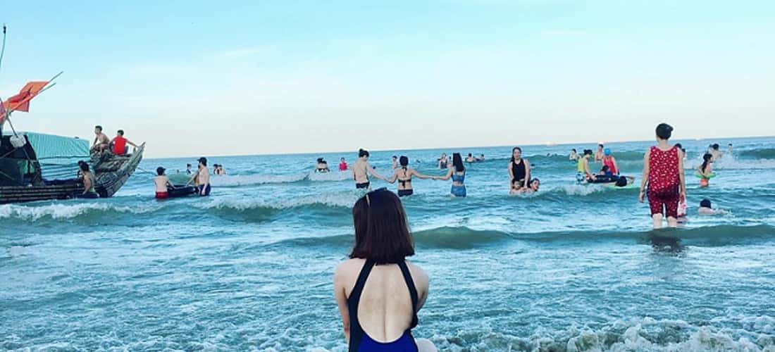 海上旅游不能忽略浸入透明蓝色水中的游泳活动