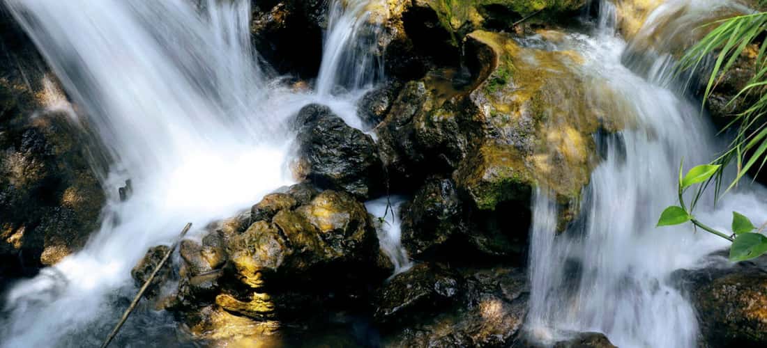 Trải qua một quãng đường đầy chông gai, bạn sẽ được chiêm ngưỡng vẻ đẹp thiên nhiên đầy quyến rũ của thác nước kỳ vĩ.