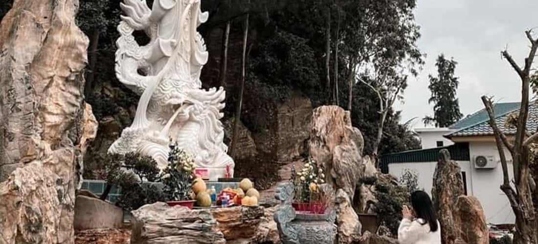 Trước mỗi chuyến đi người dân sẽ thực hiện nghi lễ thể hiện lòng tôn kính và cầu nguyện cho một chuyến ra khơi bình an, thuận lợi của người dân.