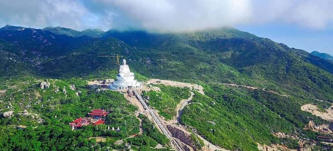 作为世界文化遗产,林·庞宝(Linh Phong Pagoda)每年都会吸引成千上万的游客参观。