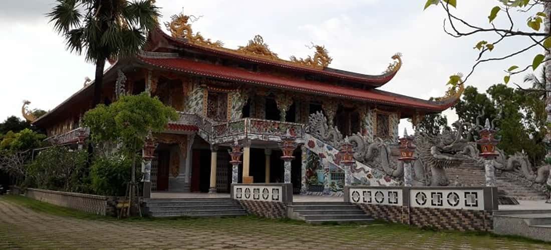 穿过Tam Quan Gate是一个拥有3公顷以上宽宽的寺庙校园,绿色菩提。