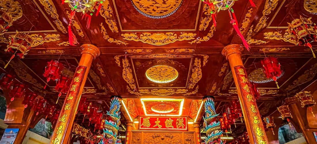 부처가 Shakyamuni Buddha, Bat La Han 및 Fairies를 숭배하는 본관