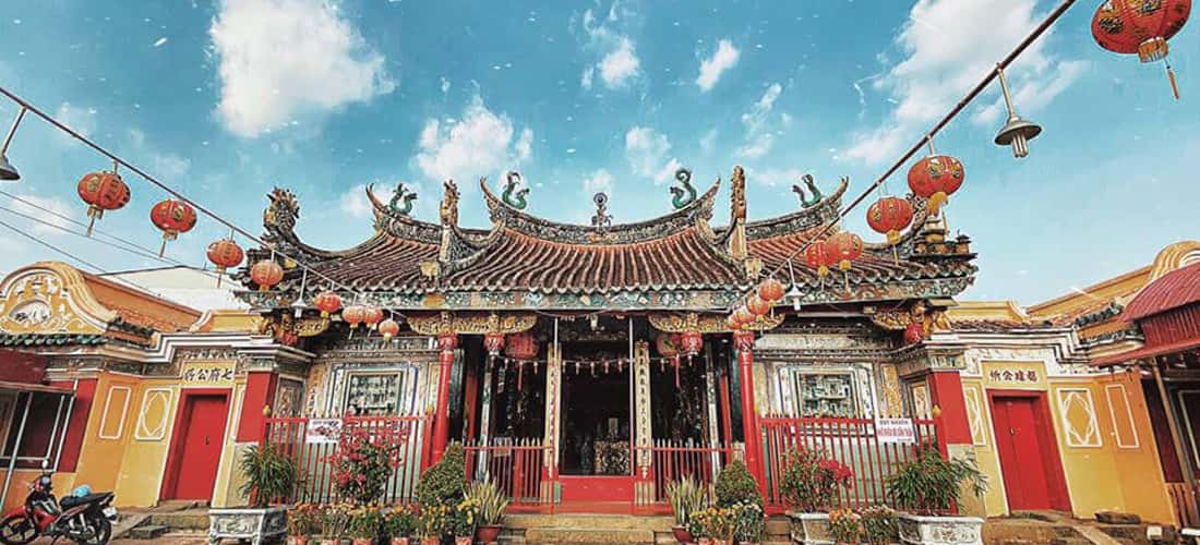 在寺庙内,先生覆盖着许多寺庙,隔膜上涂有金色,并精心雕刻了很多年。