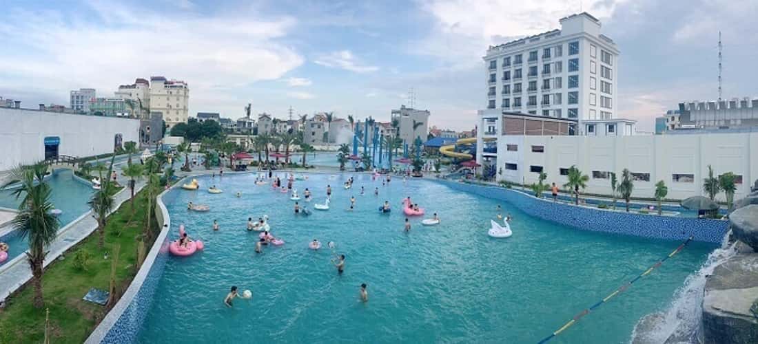 Ninh Binh Water Park位于Ninh Binh Hotel的校园里,拥有一个通风而豪华的现代空间