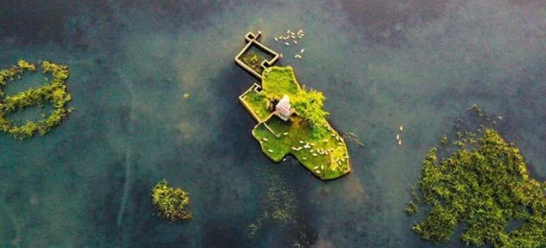 Tra Moc Lagoon은 Binh Dinh 지방의 Phu My District의 북동쪽에 위치한 Bau Bang Lagoon 또는 Chau Truc Lagoon으로도 알려져 있습니다.