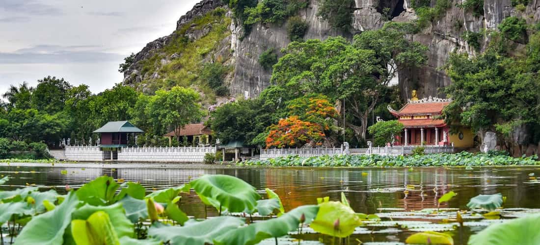 Nơi đây có quần thể núi non, hang động kỳ vĩ, dòng suối Ấu thơ mộng cùng ngôi chùa cổ có kiến trúc độc đáo