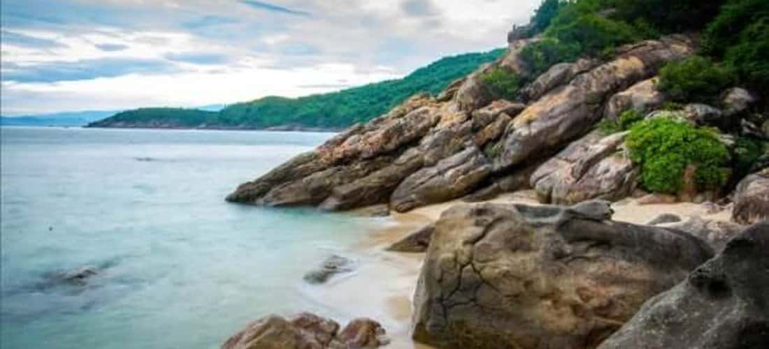 Hòn Chảo, điểm du lịch Huế đang hot với vẻ đẹp hùng vĩ, nguyên sơ của thiên nhiên.