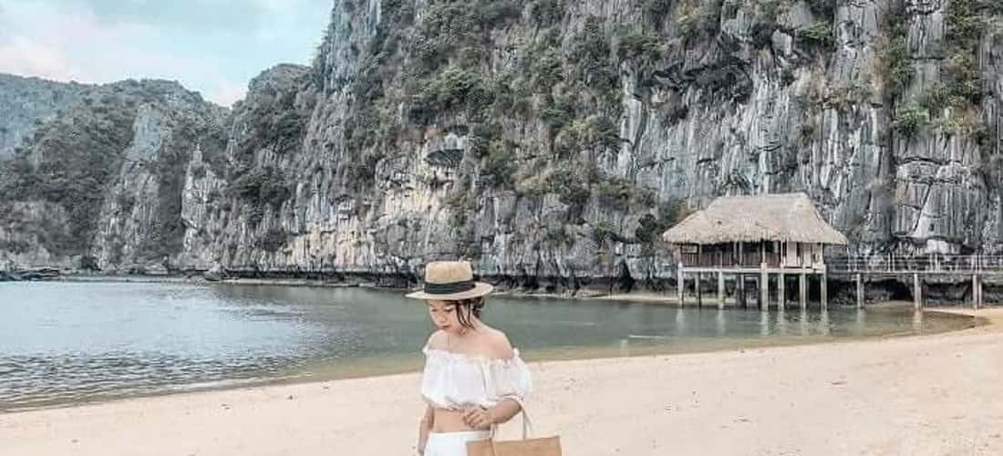 당신은 시원한 푸른 물에 의해 두드려 여름의 열기를 진정시킵니다.