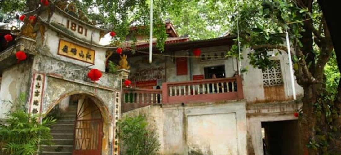Thuong Temple- Nui Tuyen Quang 관광 지역의 유명한 사원 중 하나