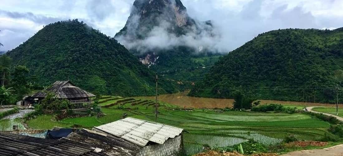 很少有人知道,根据当地人民的解释,na luong的名字是从老民族语言的意义上翻译的,“ na”意味着该领域仍然是“主”,这意味着“龙”。