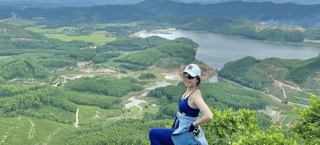 Hòn Vượn thuộc địa phận thôn Đồng Chầm, phường Hương Hồ, thị xã Hương Trà, tỉnh Thừa Thiên Huế. Núi Hòn Vượn hiện đang là địa điểm du lịch Huế nổi tiếng rất hút khách du lịch.