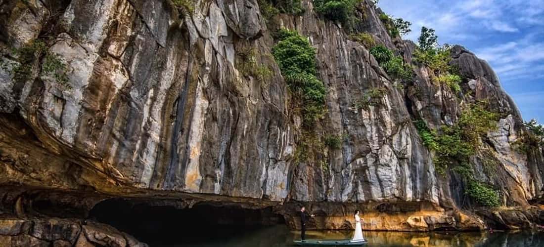 Thuyền đưa du khách tham quan động nước Kim Sơn