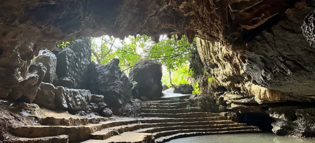 美人鱼洞穴位于Trang的核心区域,是世界遗产综合体,属于Thung Nham Bird's Eco -Tourism -Tourism Aring,Hai Nham Village,Ninh Hai Commune,Hoa Lu District,Ninh Binh Province。