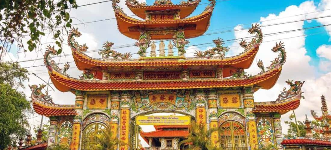 Thien Lam Pagoda的Tam Quan Gate很高，大，有一个庄严的龙屋顶。