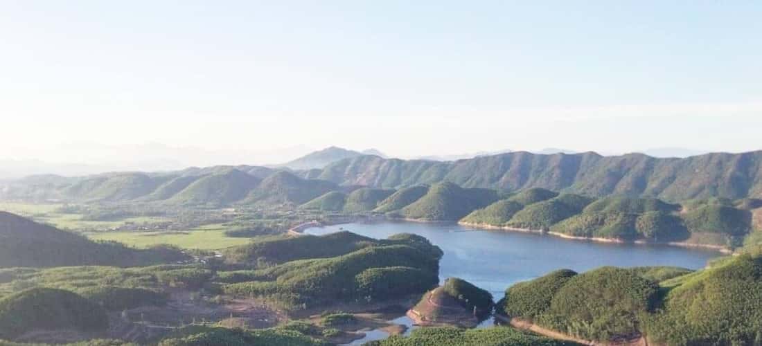 Du khách có thể ghi lại hàng ngàn tấm ảnh đẹp trên đỉnh Hòn Vượn
