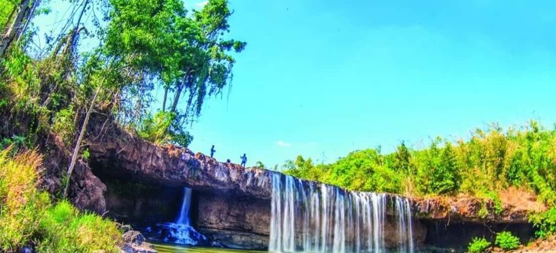 Dong Nai Commune에있는 Elephant Waterfall (Nokrop Waterfall이라고도 함)은 매우 유명한 관광지입니다.