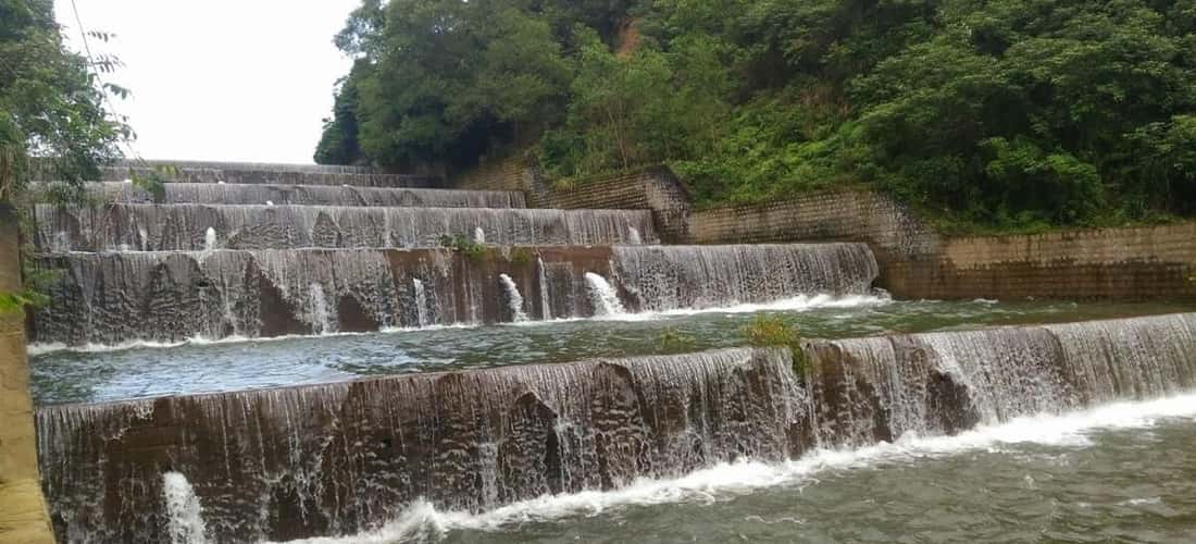 Với vẻ đẹp hoang sơ, thơ mộng, hồ Hóc Răm dần trở thành điểm du lịch sinh thái hấp dẫn du khách.
