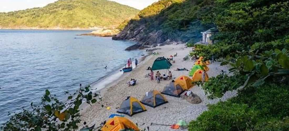 Giống như nhiều địa điểm du lịch biển của nước ta, bạn nên đến Hòn Chảo vào khoảng từ tháng 2 đến tháng 8 hằng năm.