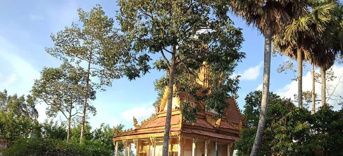 Chùa có kiến trúc độc đáo với các chi tiết chạm trổ và điêu khắc mang nét đặc trưng của các ngôi chùa Khmer Nam Bộ.