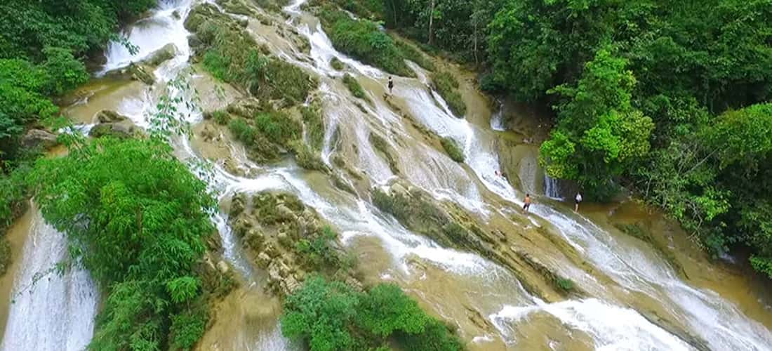 Ban Ba ​​Waterfall은 Tuyen Quang Forest Mountain의 한가운데에 위치하고 있으며 자연 경관의 불가사의 한 관광 신자들을 끌어 들이고 있습니다.