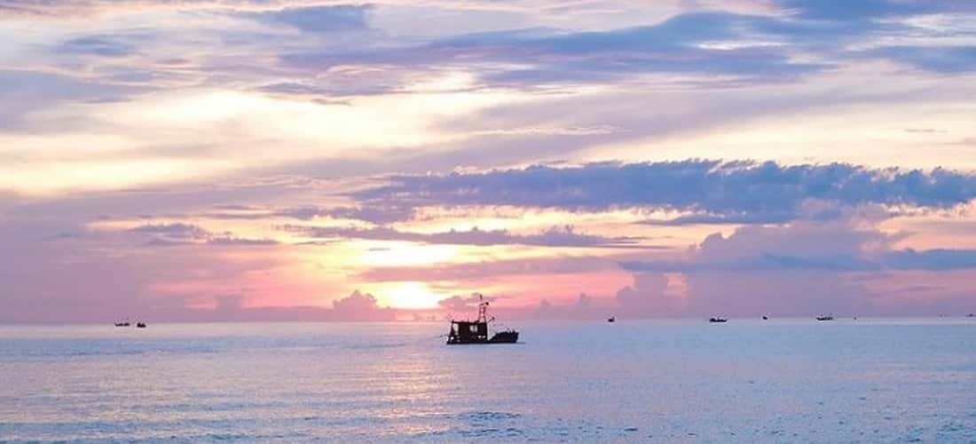 Cua Hien Beach以其伸展的海滩和细白色沙滩而闻名，游客可以欣赏美丽的蓝天