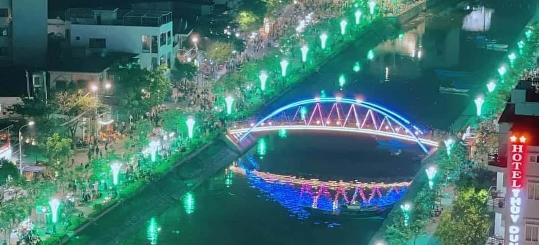 该市在2021年4月23日正式开业,通往Quang Binh的步行街是全新的娱乐场所之一,吸引了Quang的年轻人的注意。