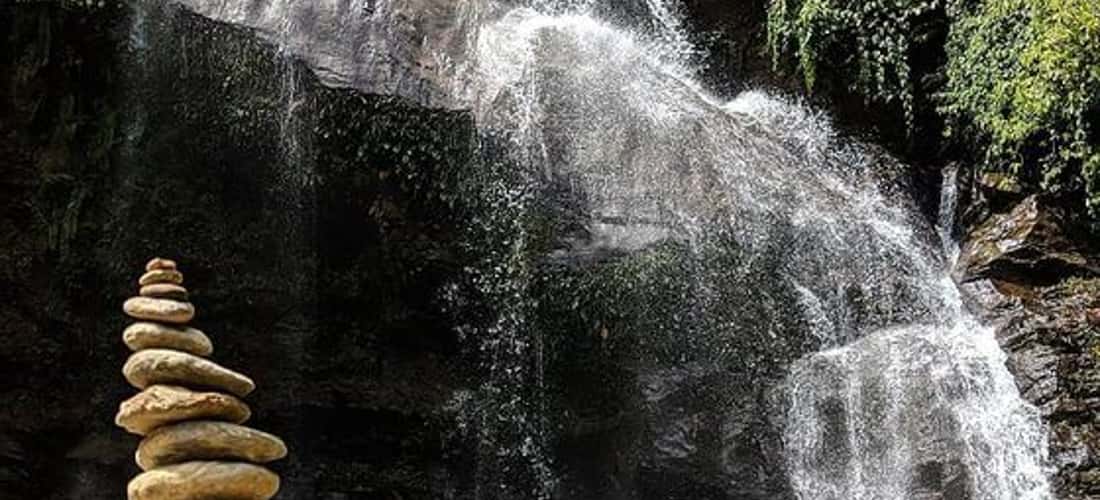 降雨就像是在Ngoc Lam Commune，Thanh Chuong District（Nghe An）的边界山上的白色丝绸乐队，在炎热的夏季，这是一个理想的“冷却”点。