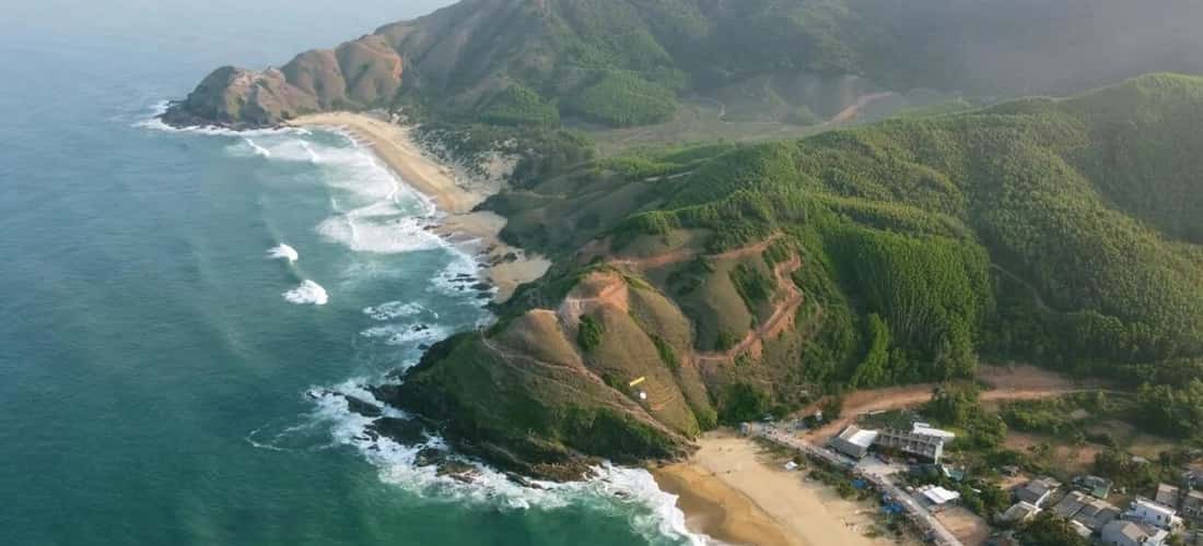 从上方和美丽的海滩小径欣赏鼻子区域的全景。