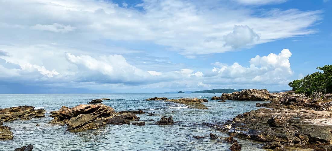 壮观而令人印象深刻的风景,海浪不断漂流。