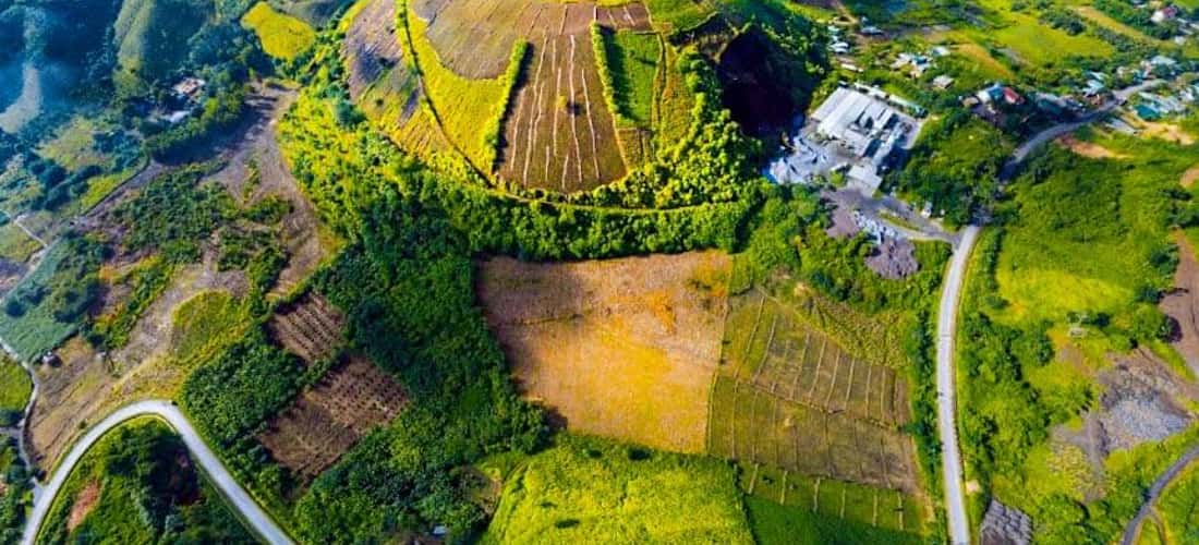 Nhìn từ trên cao, núi lửa Nâm Kar gây ấn tượng bởi vẻ đẹp xanh mướt