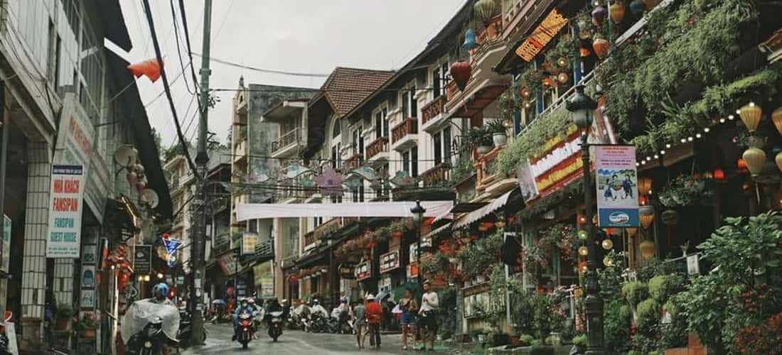 Rảo bước trên những con đường tấp nập hàng quán vô cùng hấp dẫn