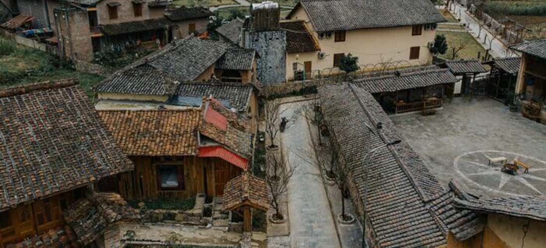 마을은 산과 숲으로 둘러싸여 있습니다.