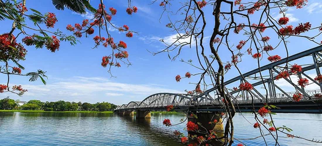 Sông Hương tọa lạc trên trục đường Trần Hưng Đạo – Lê Lợi, ngay vị trí trung tâm nên rất thuận tiện cho việc di chuyển.