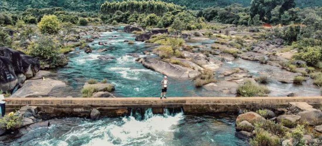 Không mang dáng vẻ dịu dàng, mềm mại mà sở hữu vẻ đẹp gai góc, hoang sơ khác lạ suối Thanh Niên Đắk Lắk được ví von tự như một cô gái di gan mạnh mẽ đang say giấc