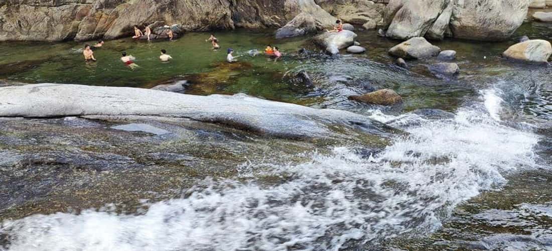 Du khách đến đây có thể thỏa sức ngâm mình trong làn nước trong lành, tận hưởng không gian yên tĩnh, thư thái.
