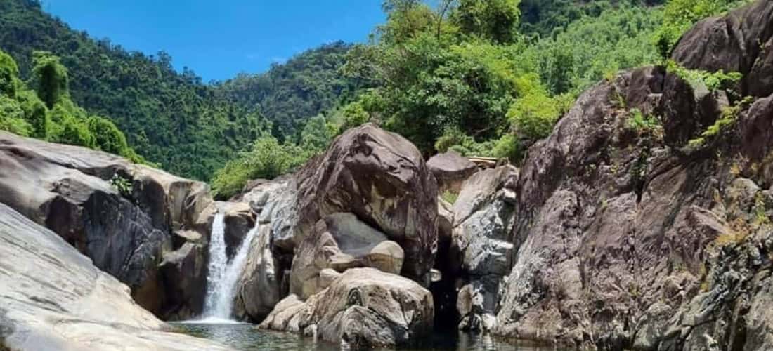 Không chỉ có dòng suối mát lạnh, Trà Bói còn sở hữu những thác nước nhỏ tuyệt đẹp, bọt tung trắng xóa giữa những tảng đá.