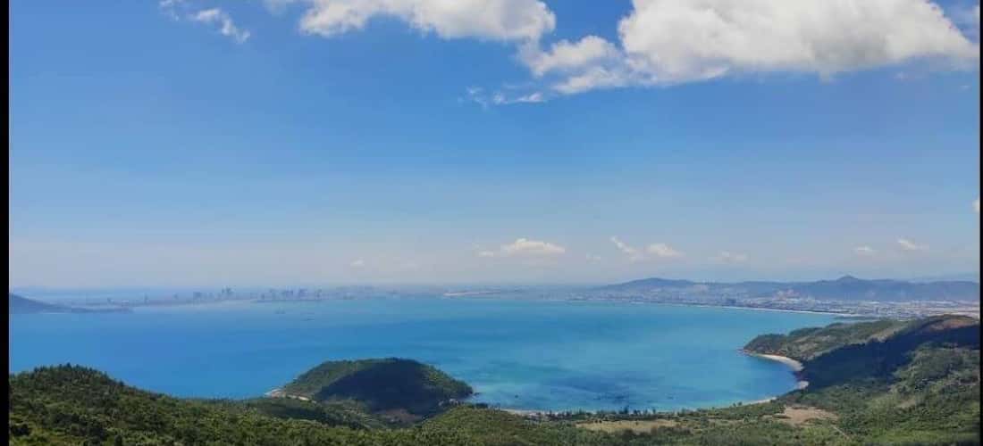 Khu rừng nguyên sinh rộng lớn bao quanh Hòn Sơn Chà.