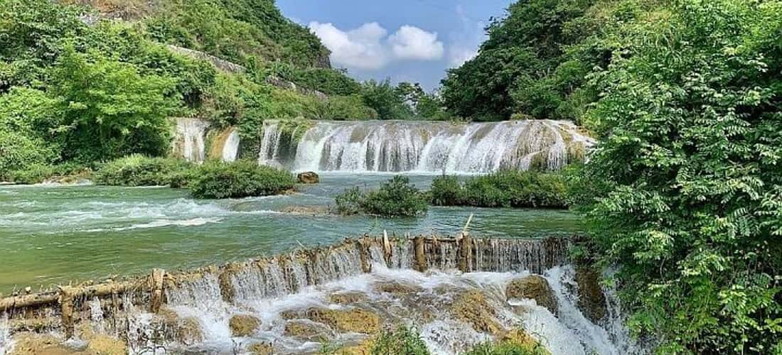 Ban Gioc Waterfall과 비교할 때 Co Co Waterfall은 다소 부드럽고 부드럽습니다. 뿐만 아니라 폭포는 또한 장소가 거의없는 평화, 깨끗한 장소의 아름다움으로 하이라이트를 만듭니다.