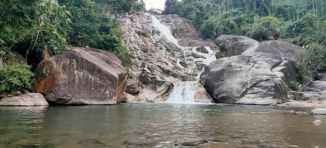 Thác đổ xuống với dòng nước trong vắt, tạo nên con suối dài hàng trăm mét vô cùng tĩnh lặng