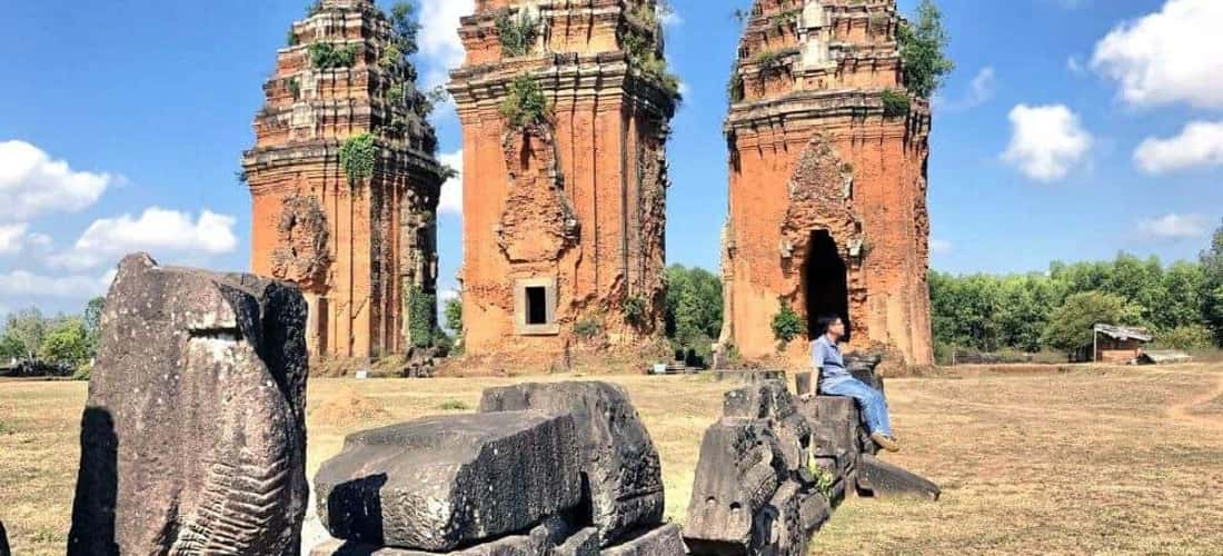 Duong Long Quy Nhon Tower在游客中很受欢迎，这不仅是因为拥有庞大的建筑，而且还因为每个塔楼的独特美景。