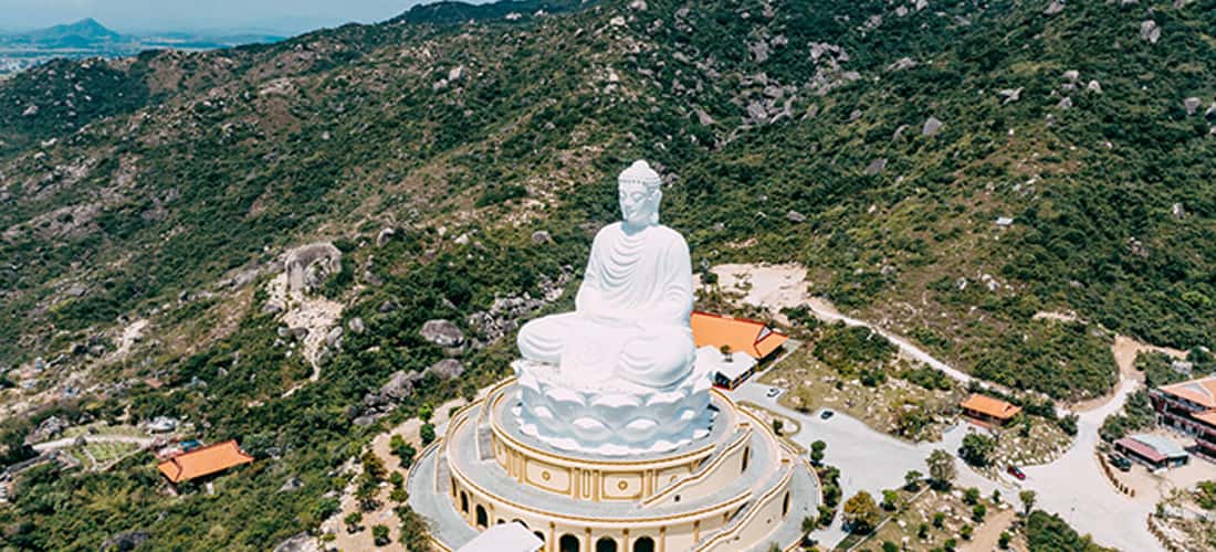 修道院建在主要地点,靠在山上,面对大海,带来新鲜空气