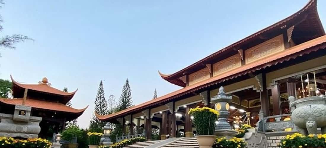 Thuong Chieu Zen Monastery는 넓은 지역과 실습의 순수한 분위기를 가지고 있습니다.