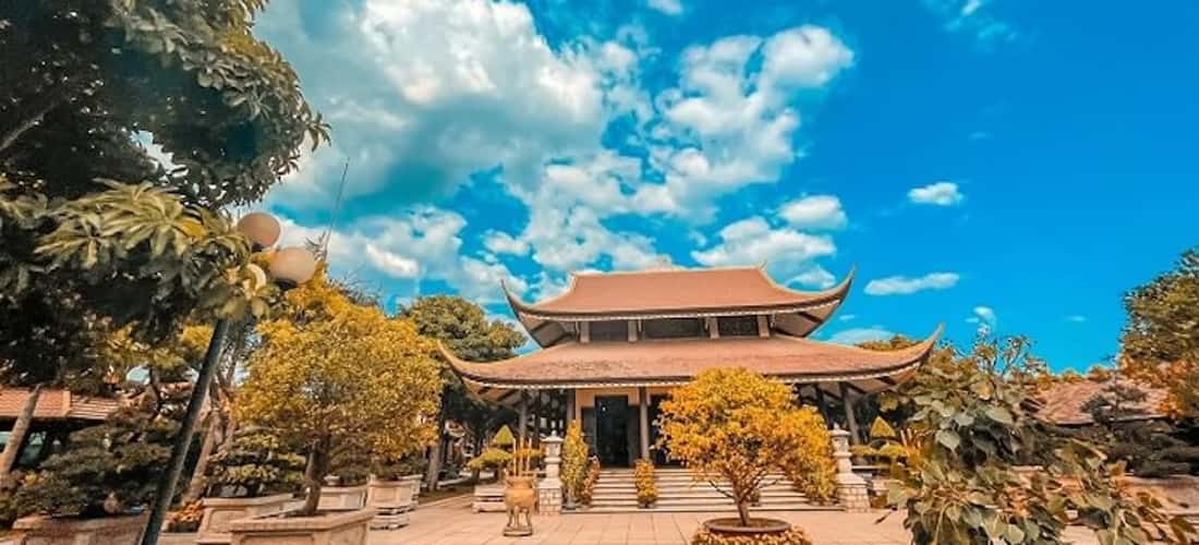 Thuong Chieu Zen Monastery는 Northern Sect에 속합니다. 그것은 평화를 추구하는 사람들에게 적합한 실천의 순수한 아름다움을 가지고 있습니다.