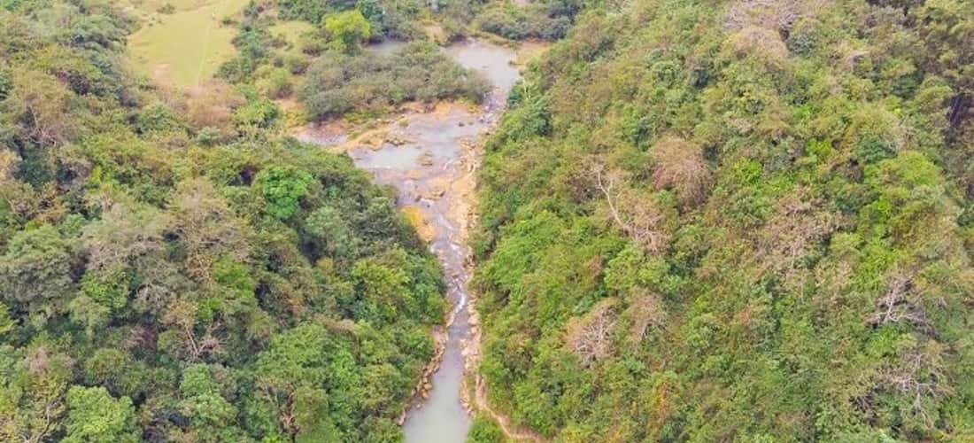 Thung lũng Nà Lùng ngày càng được người trẻ biết đến nhờ khí hậu mát mẻ, diện tích rộng lớn lại có nhiều bãi cỏ rất sạch.