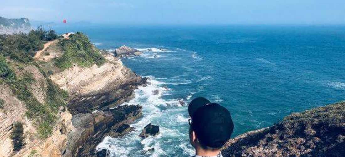 Bãi Móng Rồng là địa điểm lý tưởng để trải nghiệm đón bình minh và hoàng hôn biển đảo