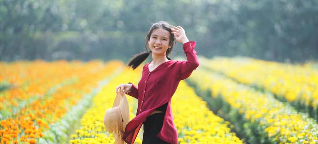 Nhiều loại hoa đa dạng cùng đua nhau nở rộ khoe sắc ở một góc ảnh đơn giản tại làng hoa Phú Mậu