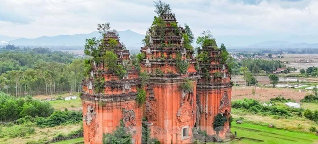 Tháp Dương Long là cụm tháp lớn và giàu giá trị văn hoá - lịch sử của đất trời Bình Định.
