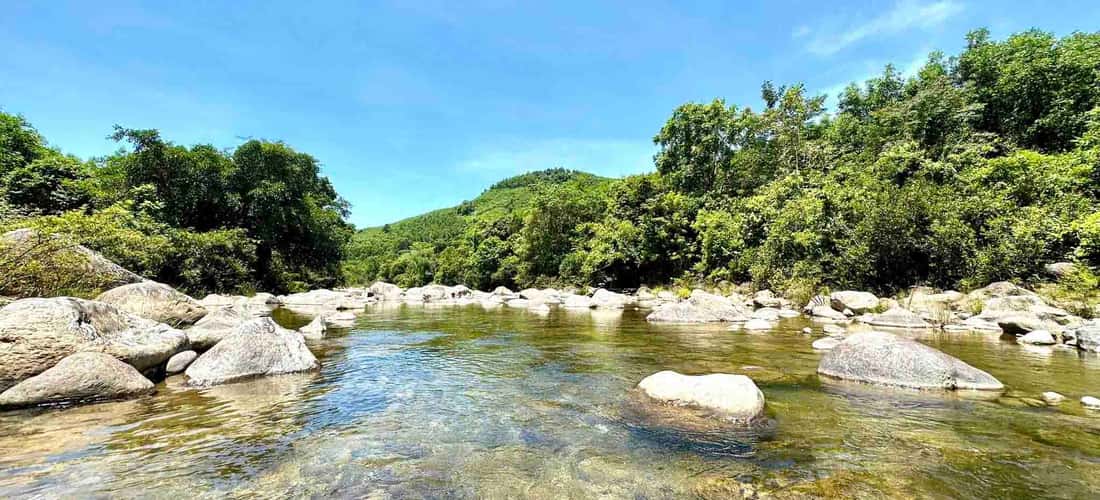 Suối Trà Bói, một viên ngọc ẩn mình giữa núi rừng Quảng Ngãi, là điểm đến lý tưởng cho những ai muốn trốn khỏi sự ồn ào của phố thị.