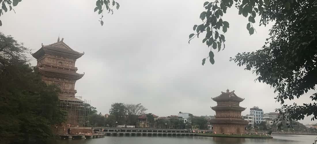 精心铸造的铃铛。早晨，僧侣会钟声祈祷